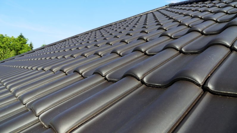 Dach beschichtet mit Anthrazit