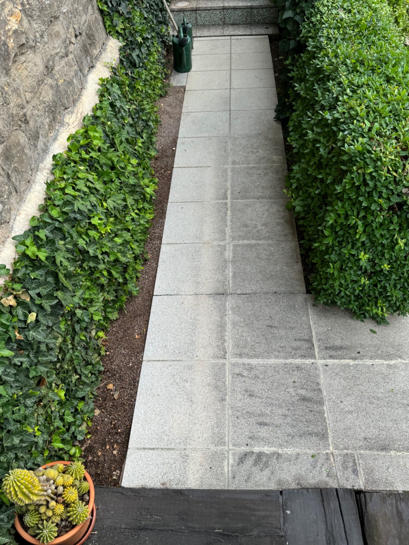 Gehweg - Vor der Reinigung