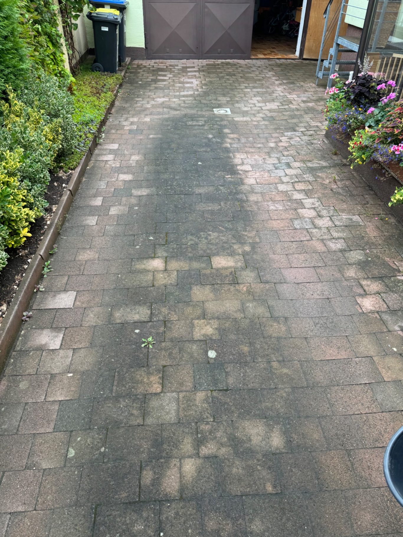 Einfahrt - Vor der Reinigung