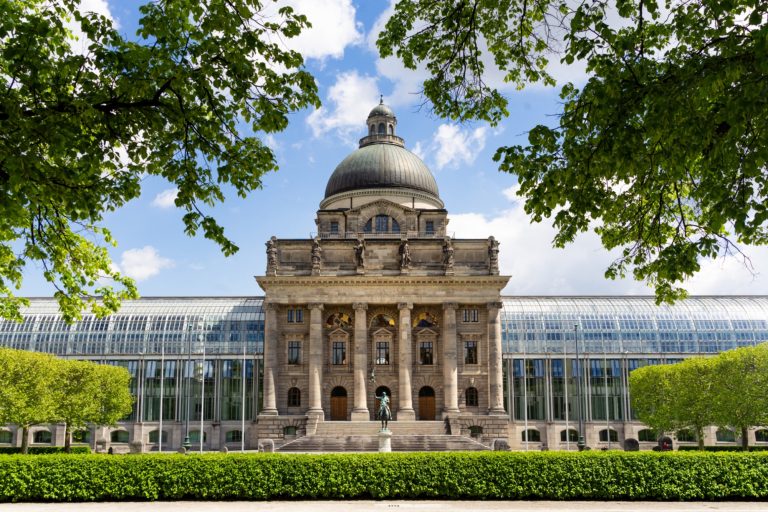 Glaskuppel - Bayerische Staatskanzlei in München, vom Hofgarten aus gesehen