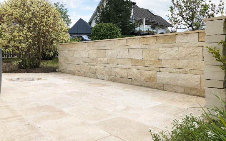 Sandsteinmauer; gereinigt mit Hochdruck