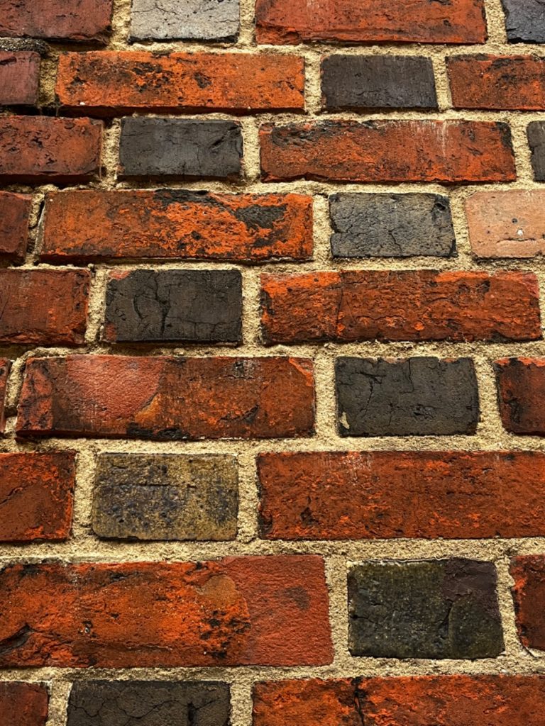 Ziegelsteinmauer; Vor der Reinigung mit leichten Verschmutzungen