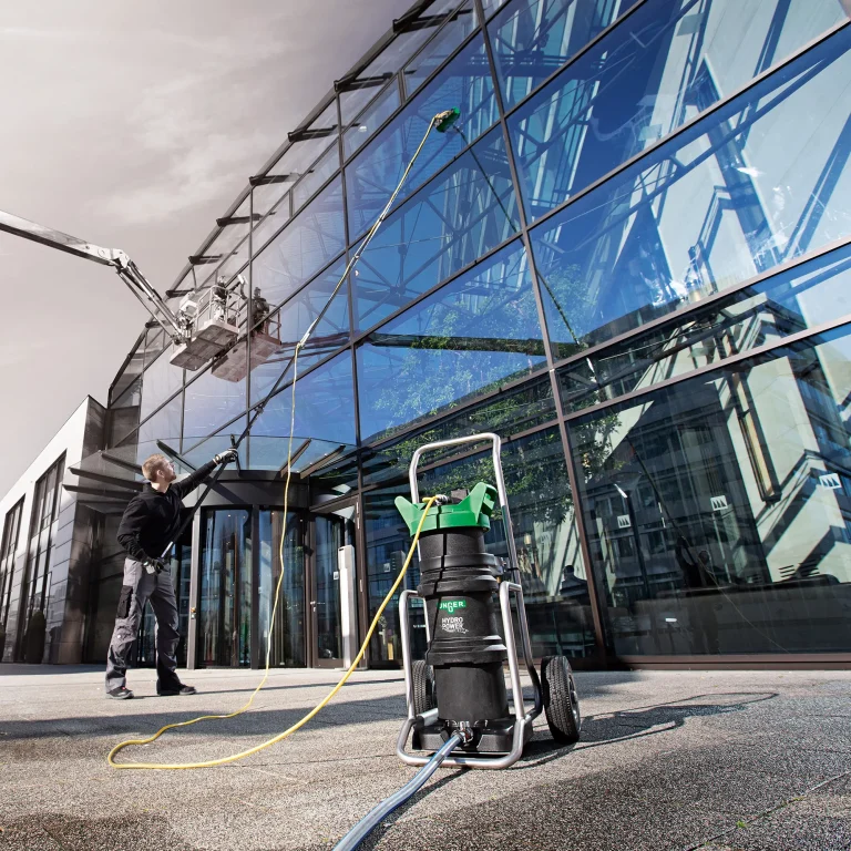 Glasfassade - Reinigung mit einer Osmoseanlage